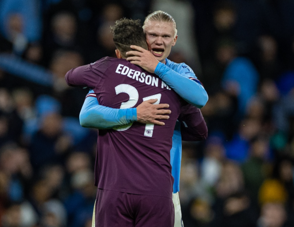 阿斯顿维拉在埃梅里带领下强势冲击英超争冠，与阿森纳激烈争夺榜首。（埃梅里率维拉强势冲冠，与阿森纳鏖战英超榜首）