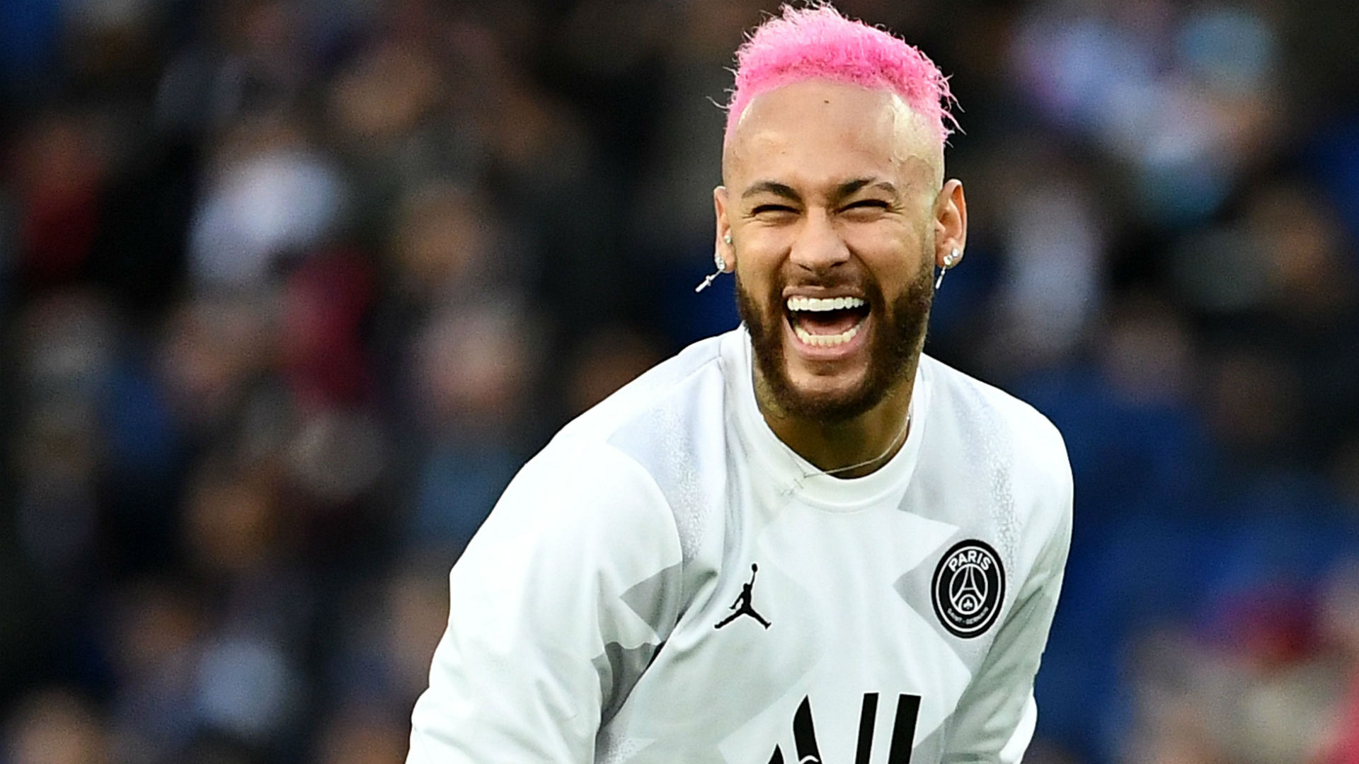 球员倒地救球拼劲十足